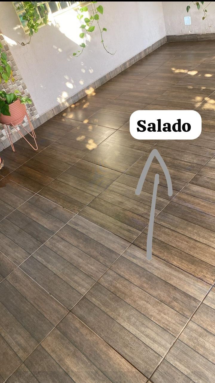 Piso tratado e limpo